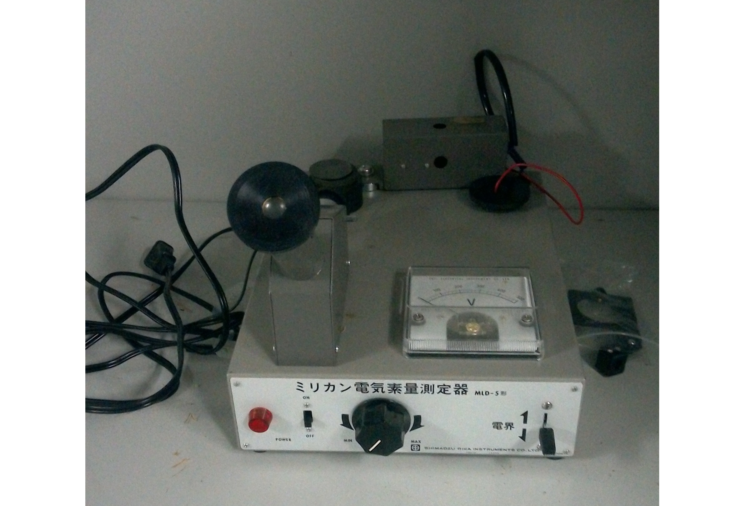 alt ミリカン電気素量測定器